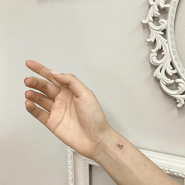 Simple Tattoos With Ampersand Design