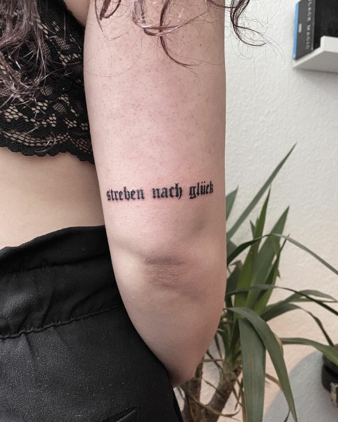 Motivational Old English Script Tattoo In Deutsch