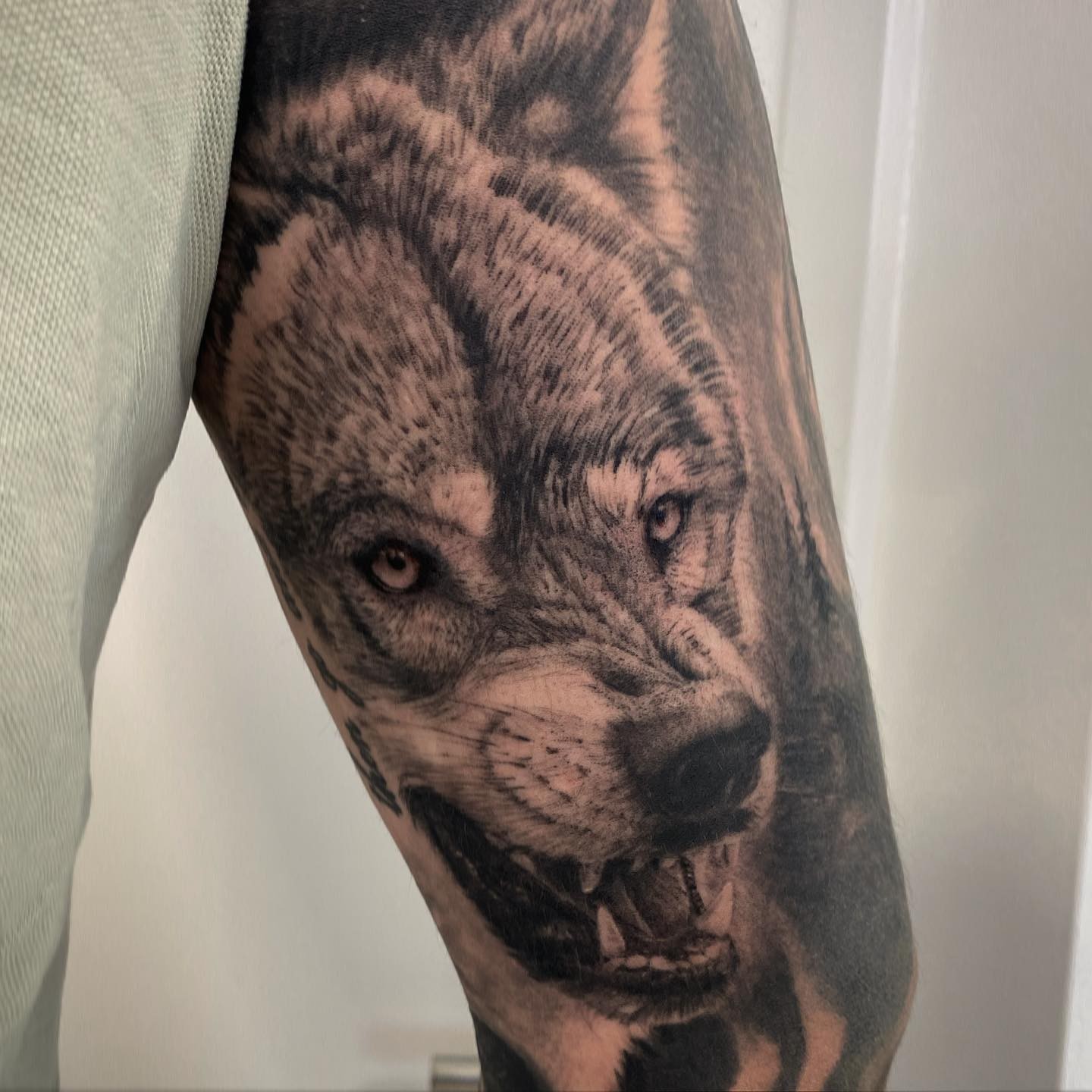 Howling Realistic Lone Wolf Tattoo Design